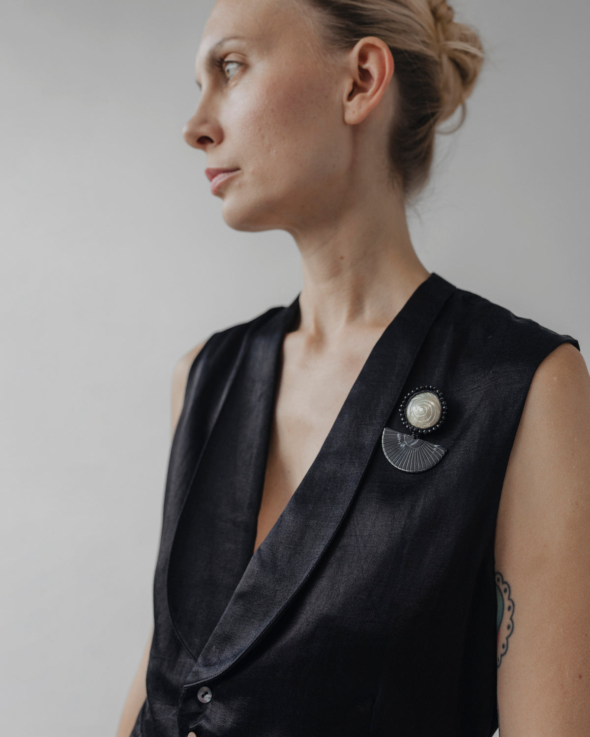 Black Fan Brooch