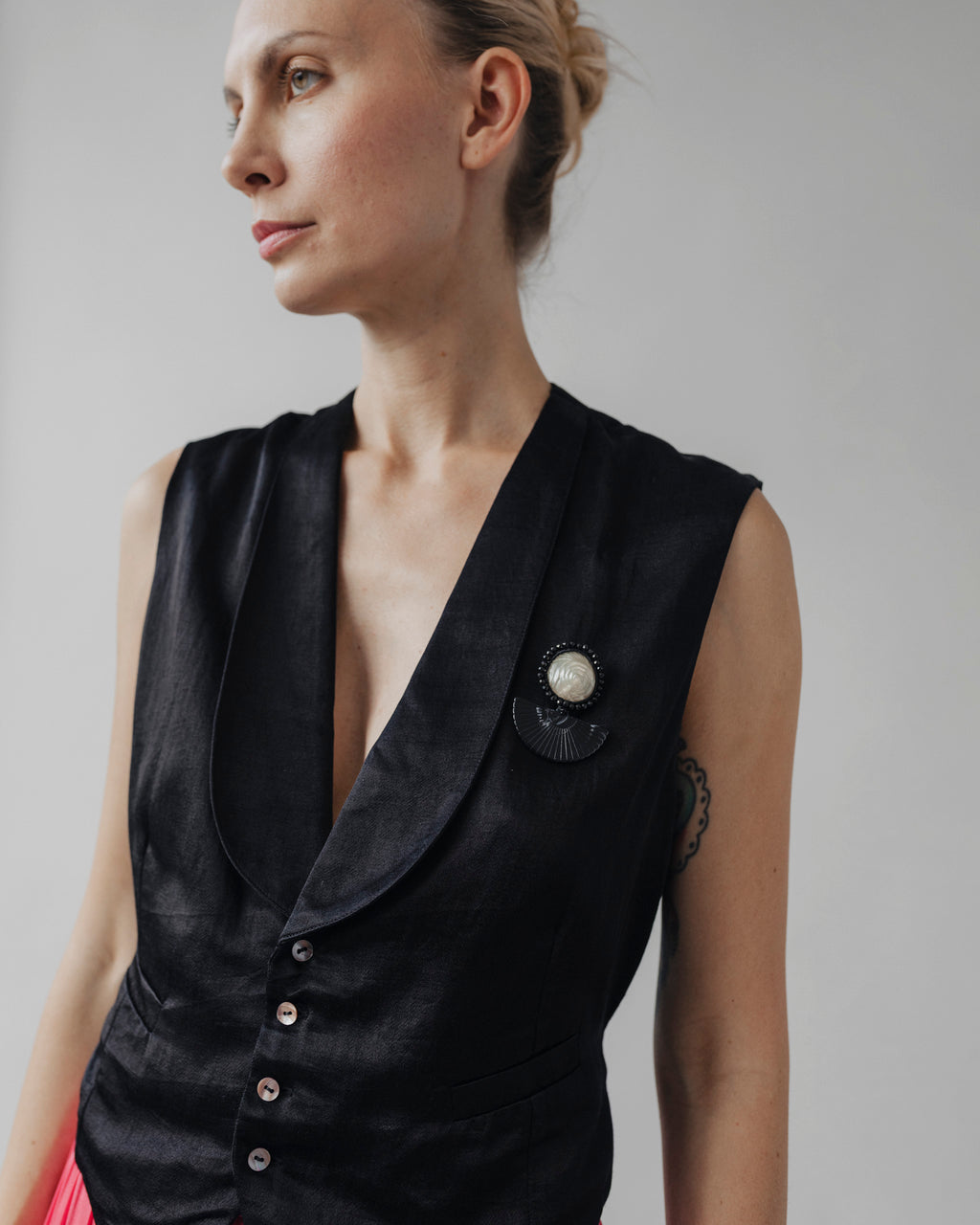 Black Fan Brooch